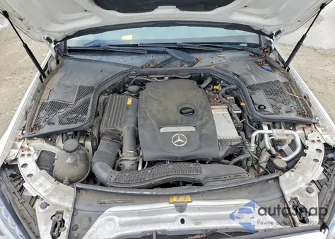 2017 Mercedes-Benz C 300 z USA, uszkodzony, nr VIN 55SWF4JB2HU198902